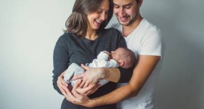Τι αλλάζει: 14ήμερη άδεια πατρότητας μετ&#039; αποδοχών, 6μηνη η γονική άδεια