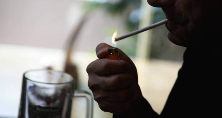 Οι Έλληνες σβήνουν το τσιγάρο: Μείωση ρεκόρ των καπνιστών την τελευταία πενταετία