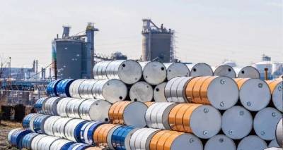 Το εμπάργκο των ΗΠΑ στο ρωσικό πετρέλαιο εκτοξεύει σε ύψος ρεκόρ τις τιμές του «μαύρου χρυσού»