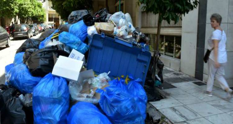 Με νομοθετική ρύθμιση επιχειρεί η κυβέρνηση να λύσει το θέμα των σκουπιδιών