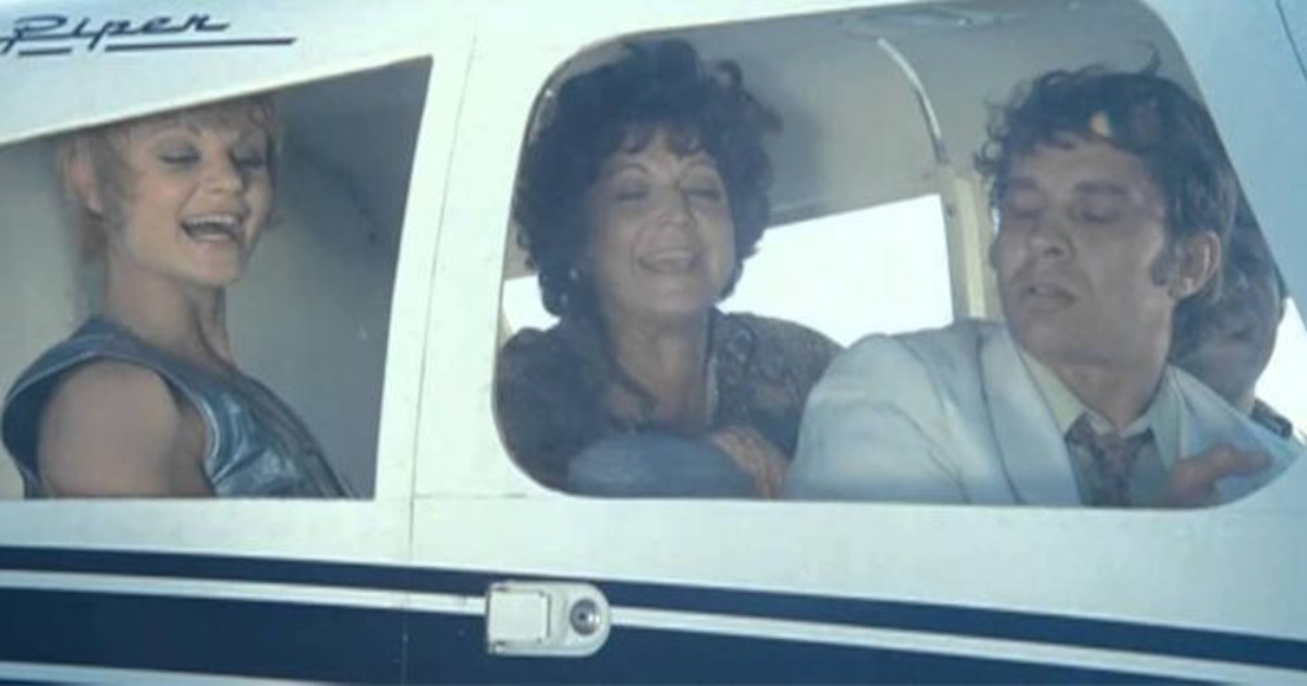 Mia Ellinida sto Xaremi aeroplano