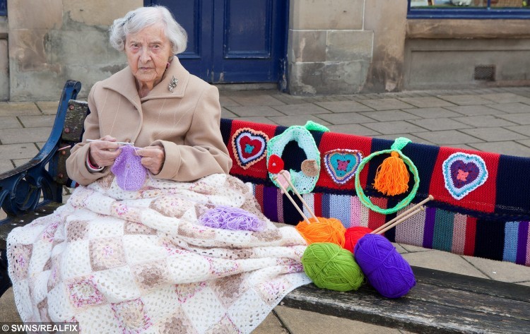 SCT HEMEDIA YARN BOMBING GRACE BRETT 030216295-750x473