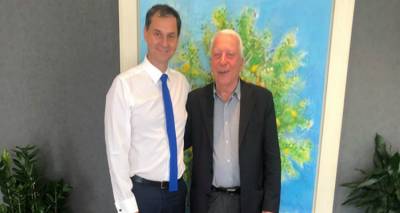 &Mu;&epsilon; &tau;&omicron;&nu; &upsilon;&pi;&omicron;&upsilon;&rho;&gamma;ό &Tau;&omicron;&upsilon;&rho;&iota;&sigma;&mu;&omicron;ύ &sigma;&upsilon;&nu;&alpha;&nu;&tau;ή&theta;&eta;&kappa;&epsilon; &omicron; &Kappa;ώ&sigma;&tau;&alpha;&sigmaf; &Mu;&omicron;&upsilon;&tau;&zeta;&omicron;ύ&rho;&eta;&sigmaf;