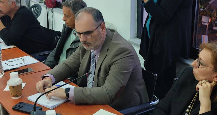 &Theta;&omega;&mu;ά&sigmaf; &Lambda;&omicron;ύ&kappa;&alpha;&sigmaf; &gamma;&iota;&alpha; &tau;&eta;&nu; &alpha;&nu;&tau;ί&delta;&rho;&alpha;&sigma;&eta; &tau;&omicron;&upsilon; &Delta;ή&mu;&omicron;&upsilon; &Lambda;ή&mu;&nu;&omicron;&upsilon; &sigma;&tau;&eta;&nu; &upsilon;&pi;&omicron;&beta;ά&theta;&mu;&iota;&sigma;&eta; &tau;&rho;&iota;ώ&nu; &delta;&eta;&mu;&omicron;&tau;&iota;&kappa;ώ&nu; &sigma;&chi;&omicron;&lambda;&epsilon;ί&omega;&nu;: &laquo;&Tau;&omicron; &zeta;ή&sigma;&alpha;&mu;&epsilon; &kappa;&iota; &alpha;&upsilon;&tau;ό!&raquo;