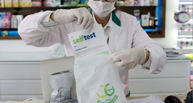 Παραλαβή self test από τα φαρμακεία: Δευτέρα και Τετάρτη μόνο σε εκπαιδευτικούς και μαθητές | Τι ισχύει για τους άλλους κλάδους