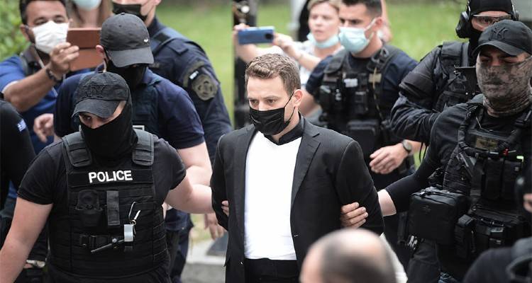Γλυκά Νερά: Πώς περιγράφουν οι αστυνομικοί το θέατρο του συζυγοκτόνου | Καλούσε σε βοήθεια όταν μπήκαν στο σπίτι