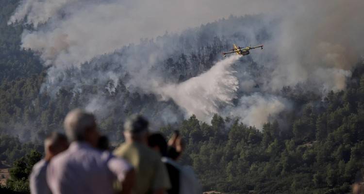 Φωτιά στα Βίλια: Νέα μεγάλη αναζωπύρωση | Συνεχείς οι ρίψεις νερού από τις εναέριες δυνάμεις
