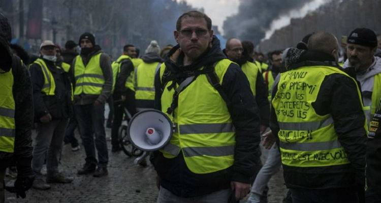 Γαλλία: Σε μαζικές συλλήψεις θα προχωρά η αστυνομία για τα «Κίτρινα Γιλέκα»