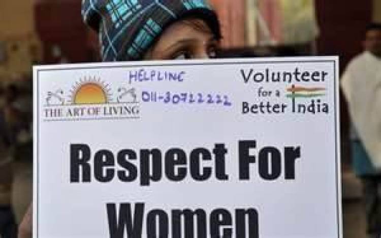 Ινδία: Μοίρασαν μαχαίρια στις γυναίκες για άμυνα!