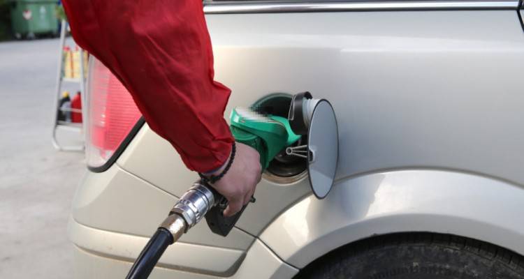 &Pi;&rho;ό&epsilon;&delta;&rho;&omicron;&sigmaf; &Beta;&epsilon;&nu;&zeta;&iota;&nu;&omicron;&pi;&omega;&lambda;ώ&nu;: &Eta; &pi;&tau;ώ&sigma;&eta; &sigma;&tau;&iota;&sigmaf; &tau;&iota;&mu;έ&sigmaf; &tau;&omicron;&upsilon; &pi;&epsilon;&tau;&rho;&epsilon;&lambda;&alpha;ί&omicron;&upsilon; &pi;έ&rho;&alpha;&sigma;&epsilon; &sigma;&tau;&iota;&sigmaf; &alpha;&nu;&tau;&lambda;ί&epsilon;&sigmaf; | &Sigma;&tau;&omicron; 1,48-1,49 &epsilon;&upsilon;&rho;ώ &theta;&alpha; &pi;ά&epsilon;&iota; &eta; &alpha;&mu;ό&lambda;&upsilon;&beta;&delta;&eta; &sigma;&tau;&eta;&nu; &Alpha;&tau;&tau;&iota;&kappa;ή