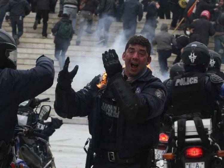 &Omicron;&iota; &pi;&alpha;&rho;έ&epsilon;&sigmaf; &gamma;&rho;ά&phi;&omicron;&upsilon;&nu; &iota;&sigma;&tau;&omicron;&rho;ί&alpha;