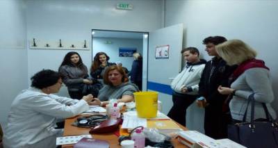 &Epsilon;&theta;&epsilon;&lambda;&omicron;&nu;&tau;&iota;&kappa;ή &alpha;&iota;&mu;&omicron;&delta;&omicron;&sigma;ί&alpha; &Lambda;ή&mu;&nu;&omicron;&upsilon;: &laquo;&Delta;ώ&sigma;&tau;&epsilon; &alpha;ί&mu;&alpha; &kappa;&alpha;&iota; &kappa;ά&nu;&tau;&epsilon; &tau;&omicron;&nu; &kappa;ό&sigma;&mu;&omicron; &upsilon;&gamma;&iota;έ&sigma;&tau;&epsilon;&rho;&omicron;&raquo;