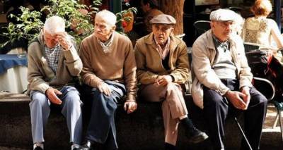 Ά&nu;&omega; &tau;&omega;&nu; 71 &epsilon;&tau;ώ&nu; &omicron;&iota; &pi;&epsilon;&rho;&iota;&sigma;&sigma;ό&tau;&epsilon;&rho;&omicron;&iota; &psi;&eta;&phi;&omicron;&phi;ό&rho;&omicron;&iota; &sigma;&tau;&eta;&nu; &Epsilon;&lambda;&lambda;ά&delta;&alpha;