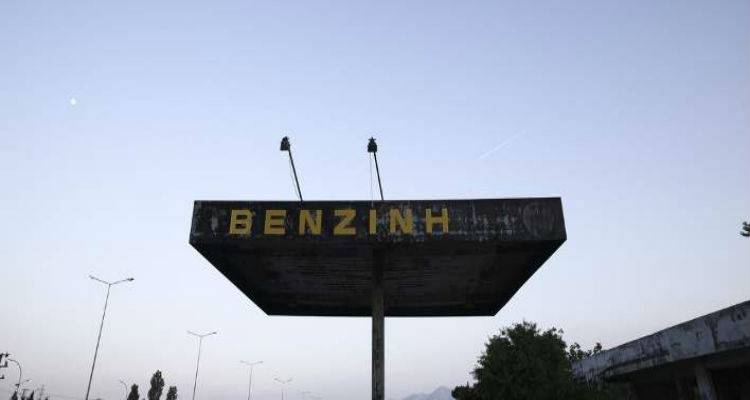 &Omicron; &laquo;&pi;ό&lambda;&epsilon;&mu;&omicron;&sigmaf;&raquo; &tau;&eta;&sigmaf; &beta;&epsilon;&nu;&zeta;ί&nu;&eta;&sigmaf; &phi;έ&rho;&nu;&epsilon;&iota; &pi;&lambda;&alpha;&phi;ό&nu; | &Phi;&omega;&tau;&iota;ά &omicron;&iota; &tau;&iota;&mu;έ&sigmaf; &sigma;&tau;&iota;&sigmaf; &Kappa;&upsilon;&kappa;&lambda;ά&delta;&epsilon;&sigmaf;