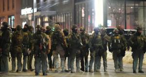 &Mu;&iota;&nu;&epsilon;ά&pi;&omicron;&lambda;&eta;: &Upsilon;&pi;ό &pi;ί&epsilon;&sigma;&eta; &omicron; &Tau;&rho;&alpha;&mu;&pi; &mu;&epsilon;&tau;ά &tau;&omicron;&nu; &delta;&epsilon;ύ&tau;&epsilon;&rho;&omicron; &theta;ά&nu;&alpha;&tau;&omicron; &delta;&iota;&alpha;&delta;&eta;&lambda;&omega;&tau;ή -&Delta;&iota;ώ&chi;&nu;&epsilon;&iota; &tau;&omicron;&nu; &sigma;&kappa;&lambda;&eta;&rho;ό &Mu;&pi;&omicron;&beta;ί&nu;&omicron; &tau;&eta;&sigmaf; ICE, &alpha;&pi;&omicron;&sigma;ύ&rho;&epsilon;&iota; &pi;&rho;ά&kappa;&tau;&omicron;&rho;&epsilon;&sigmaf;