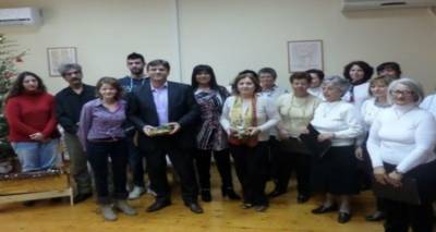 6 &mu;ή&nu;&epsilon;&sigmaf; &alpha;&pi;&lambda;ή&rho;&omega;&tau;&omicron;&iota; &epsilon;&rho;&gamma;&alpha;&zeta;ό&mu;&epsilon;&nu;&omicron;&iota; &tau;&omicron;&upsilon; &Kappa;&Eta;&Phi;&Eta; &Lambda;ή&mu;&nu;&omicron;&upsilon; (mp3)