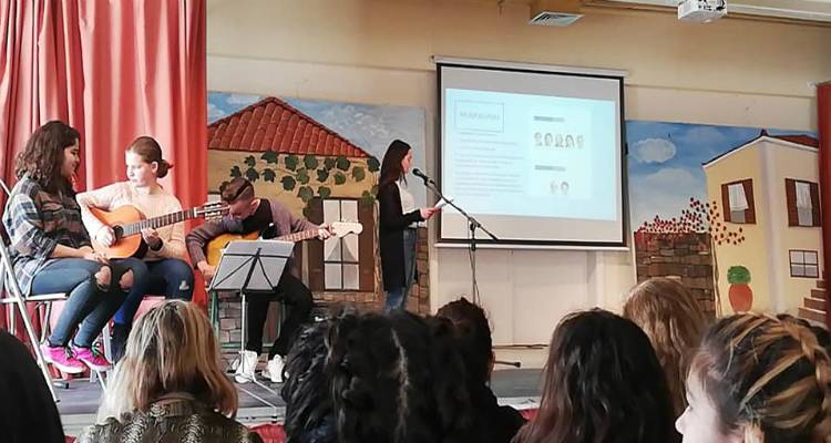 &Gamma;&Epsilon;.&Lambda;. &kappa;&alpha;&iota; &Gamma;&upsilon;&mu;&nu;ά&sigma;&iota;&omicron; &Mu;&omicron;ύ&delta;&rho;&omicron;&upsilon; &tau;ί&mu;&eta;&sigma;&alpha;&nu; &tau;&eta;&nu; &Eta;&mu;έ&rho;&alpha; &tau;&eta;&sigmaf; &Gamma;&upsilon;&nu;&alpha;ί&kappa;&alpha;&sigmaf; (photos)