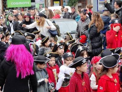 Με επιτυχία διεξάγεται αυτή την ώρα η 2η Καρναβαλική παρέλαση της Μυρινας