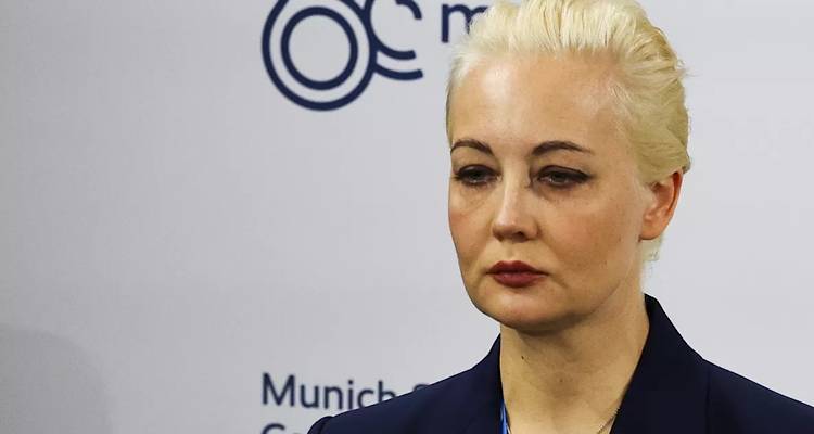 &Gamma;&iota;&omicron;ύ&lambda;&iota;&alpha; &Nu;&alpha;&beta;ά&lambda;&nu;&alpha;&gamma;&iota;&alpha; : &laquo;&Omicron; &Pi;&omicron;ύ&tau;&iota;&nu; &sigma;&kappa;ό&tau;&omega;&sigma;&epsilon; &tau;&omicron;&nu; &Nu;&alpha;&beta;ά&lambda;&nu;&iota;&raquo;