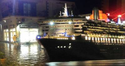 Το ιστορικό κρουαζιερόπλοιο «Queen Mary 2»... στην πλατεία ΚΤΕΛ στη Μύρινα! (photos)