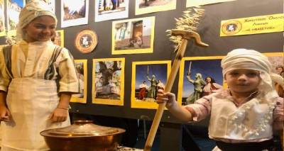 &laquo;&Eta; &Lambda;ή&mu;&nu;&omicron;&sigmaf; &mu;έ&sigma;&alpha; &alpha;&pi;ό &tau;&eta;&nu; &pi;&alpha;&rho;&alpha;&delta;&omicron;&sigma;&iota;&alpha;&kappa;ή &phi;&omicron;&rho;&epsilon;&sigma;&iota;ά&raquo; | Έ&kappa;&theta;&epsilon;&sigma;&eta; &phi;&omega;&tau;&omicron;&gamma;&rho;&alpha;&phi;ί&alpha;&sigmaf; &sigma;&tau;&eta; &mu;&nu;ή&mu;&eta; &tau;&omicron;&upsilon; &Nu;ά&sigma;&omicron;&upsilon; &Kappa;&omicron;&tau;&sigma;&iota;&nu;&alpha;&delta;έ&lambda;&lambda;&eta; &alpha;&pi;ό &tau;&omicron;&nu; &Chi;&Omicron;&Lambda; &laquo;Ή&phi;&alpha;&iota;&sigma;&tau;&omicron;&sigmaf;&raquo;