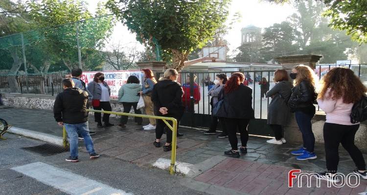 Διαμαρτυρία γονέων έξω από το 1ο Δημοτικό Μύρινας (photos + video)
