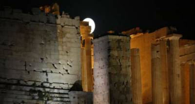 &Eta; &mu;&alpha;&gamma;&epsilon;ί&alpha; &tau;&eta;&sigmaf; &alpha;&upsilon;&gamma;&omicron;&upsilon;&sigma;&tau;&iota;ά&tau;&iota;&kappa;&eta;&sigmaf; &pi;&alpha;&nu;&sigma;&epsilon;&lambda;ή&nu;&omicron;&upsilon; | &Beta;&gamma;ή&kappa;&alpha;&nu; ό&lambda;&omicron;&iota; &nu;&alpha; &delta;&omicron;&upsilon;&nu; &tau;&omicron; &pi;&iota;&omicron; &lambda;&alpha;&mu;&pi;&rho;ό &phi;&epsilon;&gamma;&gamma;ά&rho;&iota; (photos)