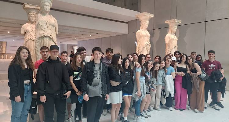 Η εκπαιδευτική εκδρομή του Γυμνασίου Μούδρου πέρασε από 40 κύματα αλλά έγινε | Έπαρχος Λήμνου και Π. Μπούμπουρας, ανέλαβαν το πρόσθετο κόστος του ταξιδιού (photos)