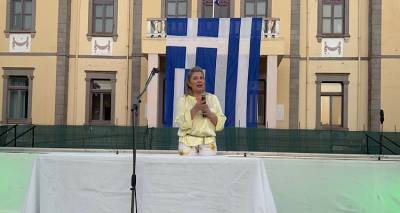 Lemnos Philema: &Eta; &pi;&alpha;&lambda;&iota;ά &phi;&rho;&omicron;&upsilon;&rho;ά &kappa;&alpha;&iota; &eta; &nu;έ&alpha; &gamma;&epsilon;&nu;&iota;ά &pi;&alpha;&rho;&omicron;&upsilon;&sigma;ί&alpha;&sigma;&alpha;&nu; &tau;&alpha; &pi;&rho;&omicron;ϊό&nu;&tau;&alpha; &laquo;&phi;ά&rho;&omicron;&upsilon;&sigmaf;&raquo; &tau;&eta;&sigmaf; &Lambda;ή&mu;&nu;&omicron;&upsilon; (video)