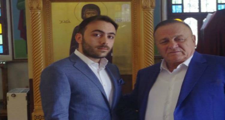 &Sigma;&pi;ύ&rho;&omicron;&sigmaf; &Mu;&pi;&omicron;ύ&mu;&pi;&omicron;&upsilon;&rho;&alpha;&sigmaf;: &Omicron; &gamma;&iota;&omicron;&sigmaf; &tau;&omicron;&upsilon; &Lambda;&eta;&mu;&nu;&iota;&omicron;ύ &epsilon;&pi;&iota;&chi;&epsilon;&iota;&rho;&eta;&mu;&alpha;&tau;ί&alpha; &mu;&iota;&lambda;ά&epsilon;&iota; &gamma;&iota;&alpha; &tau;&alpha; &sigma;&chi;έ&delta;&iota;&alpha; &sigma;&chi;&epsilon;&tau;&iota;&kappa;ά &mu;&epsilon; &tau;&omicron;&nu; Ά&rho;&eta;