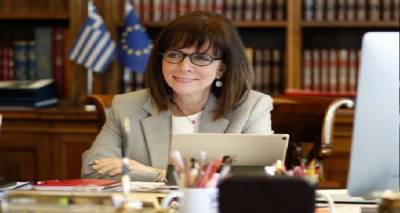 &Sigma;&tau;&eta; &Lambda;ή&mu;&nu;&omicron; &eta; &Pi;&rho;ό&epsilon;&delta;&rho;&omicron;&sigmaf; &tau;&eta;&sigmaf; &Delta;&eta;&mu;&omicron;&kappa;&rho;&alpha;&tau;ί&alpha;&sigmaf; &tau;&alpha; &Theta;&epsilon;&omicron;&phi;ά&nu;&epsilon;&iota;&alpha;