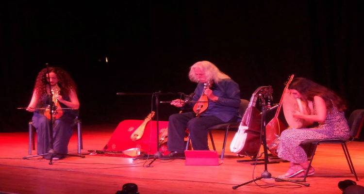 &Tau;&omicron; Ross Daly Trio &chi;ά&rho;&iota;&sigma;&epsilon; &mu;&iota;&alpha; &laquo;&mu;&alpha;&gamma;&iota;&kappa;ή&raquo; &epsilon;&mu;&pi;&epsilon;&iota;&rho;ί&alpha; &gamma;&iota;&alpha; &tau;&omicron;&upsilon;&sigmaf; &kappa;&alpha;&tau;&omicron;ί&kappa;&omicron;&upsilon;&sigmaf; &tau;&eta;&sigmaf; &Lambda;ή&mu;&nu;&omicron;&upsilon; (photos)