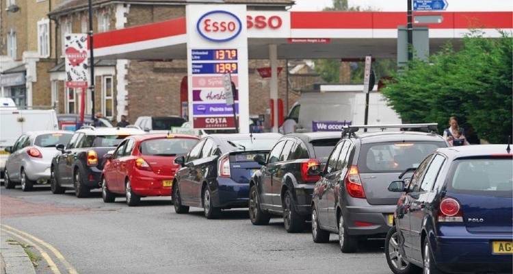 Βρετανία: “Πανικός βενζίνης καθώς το χάος των μεταφορών εξαπλώνεται”, γράφουν οι εφημερίδες