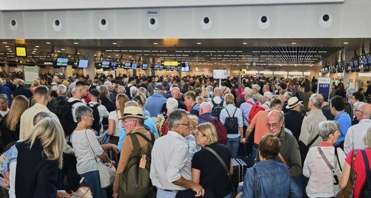 Κυβερνοεπίθεση στα αεροδρόμια: Προς ακύρωση σχεδόν οι μισές πτήσεις της Κυριακής | Ερωτήματα για την ασφάλεια