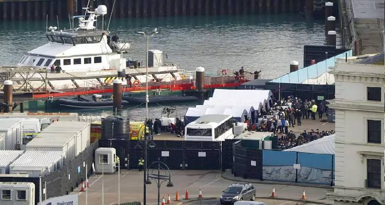 &Beta;&rho;&epsilon;&tau;&alpha;&nu;ί&alpha; : To &mu;&epsilon;&tau;&alpha;&nu;&alpha;&sigma;&tau;&epsilon;&upsilon;&tau;&iota;&kappa;ό &sigma;&tau;&eta;&nu; &kappa;&omicron;&rho;&upsilon;&phi;ή &tau;&eta;&sigmaf; &pi;&omicron;&lambda;&iota;&tau;&iota;&kappa;ή&sigmaf; &alpha;&tau;&zeta;έ&nu;&tau;&alpha;&sigmaf; &ndash; &Sigma;&tau;&omicron; &sigma;&tau;ό&chi;&alpha;&sigma;&tau;&rho;&omicron; &eta; &upsilon;&pi;&omicron;&upsilon;&rho;&gamma;ό&sigmaf; &tau;&omega;&nu; &Epsilon;&sigma;&omega;&tau;&epsilon;&rho;&iota;&kappa;ώ&nu;