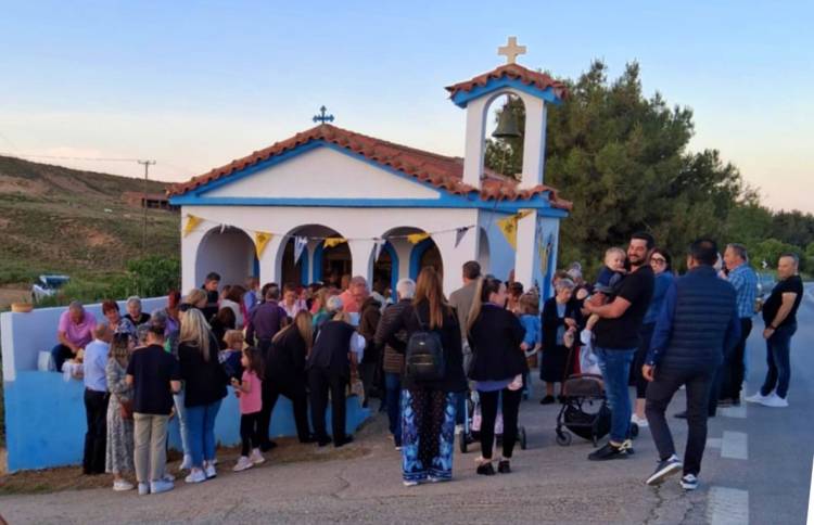 Σε εξέλιξη ο πανηγυρικός εσπερινός στο εξωκκλήσι των Αγίων Κωνσταντίνου και Ελένης στο Λιβαδοχώρι