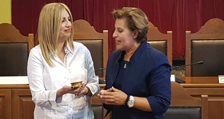 &Mu;&epsilon; &tau;&eta; &Phi;. &Gamma;&epsilon;&nu;&nu;&eta;&mu;&alpha;&tau;ά &sigma;&upsilon;&nu;&alpha;&nu;&tau;ή&theta;&eta;&kappa;&epsilon; &eta; &Chi;. &Kappa;&alpha;&lambda;&omicron;&gamma;ή&rho;&omicron;&upsilon; | &Tau;&eta;&sigmaf; &pi;&rho;ό&sigma;&phi;&epsilon;&rho;&epsilon; &alpha;&nu;&tau;ί&gamma;&rho;&alpha;&phi;&omicron; &pi;&upsilon;&xi;ί&delta;&alpha;&sigmaf; &alpha;&pi;ό &tau;&alpha; &Kappa;&alpha;&beta;&epsilon;ί&rho;&iota;&alpha; &tau;&eta;&sigmaf; &Lambda;ή&mu;&nu;&omicron;&upsilon;