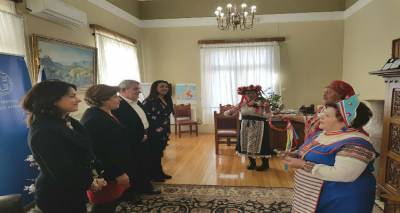 T&alpha;... "έ&psi;&alpha;&lambda;&lambda;&alpha;&nu;" &sigma;&tau;&eta;&nu; &Pi;&epsilon;&rho;&iota;&phi;&epsilon;&rho;&epsilon;&iota;ά&rho;&chi;&eta;