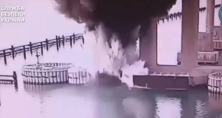 Η Ουκρανία χτύπησε ξανά τη γέφυρα της Κριμαίας, έβαλε εκρηκτικά υποβρυχίως | Νέο πλήγμα για τη Ρωσία