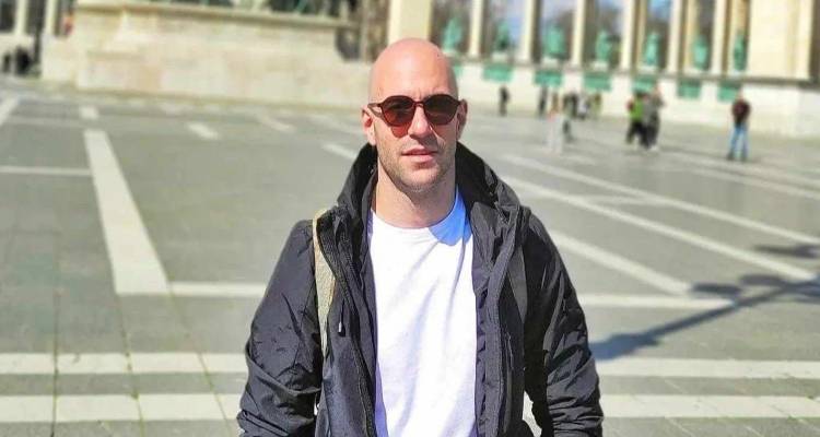 &Sigma;&upsilon;&gamma;&kappa;&lambda;&omicron;&nu;ί&zeta;&epsilon;&iota; &omicron; &pi;&alpha;&tau;έ&rho;&alpha;&sigmaf; &tau;&omicron;&upsilon; &Gamma;&iota;ώ&rho;&gamma;&omicron;&upsilon; &Lambda;&upsilon;&gamma;&gamma;&epsilon;&rho;ί&delta;&eta;: Ή&tau;&alpha;&nu; &epsilon;&nu;έ&delta;&rho;&alpha; &theta;&alpha;&nu;ά&tau;&omicron;&upsilon;, &beta;&gamma;ή&kappa;&alpha;&nu; &nu;&alpha; &sigma;&kappa;&omicron;&tau;ώ&sigma;&omicron;&upsilon;&nu; -&Omicron; &gamma;&iota;&omicron;&sigmaf; &mu;&omicron;&upsilon; έ&phi;&alpha;&gamma;&epsilon; &laquo;&iota;&sigma;ό&beta;&iota;&alpha;&raquo;