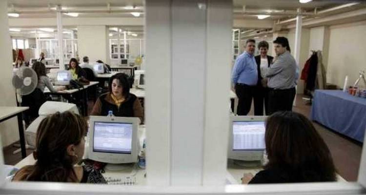 Μονιμοποιούνται 745 συμβασιούχοι σε δήμους και περιφέρειες (ΦΕΚ)