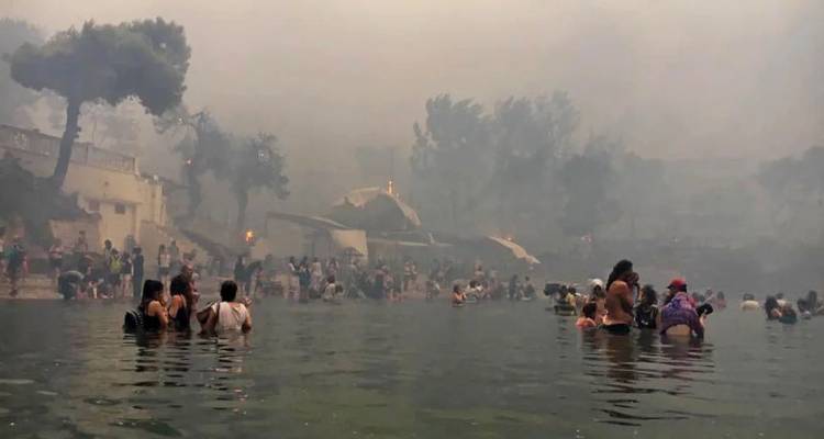 Μάτι: Το παιδί μου χάθηκε 140 βήματα από τη θάλασσα, κάθε χρόνο τα μετράω -Δριμύ «κατηγορώ» από συγγενείς θυμάτων