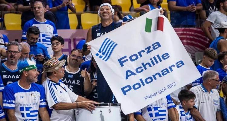Eurobasket 2025: &Tau;&omicron; &mu;ή&nu;&upsilon;&mu;&alpha; &tau;&omega;&nu; &Epsilon;&lambda;&lambda;ή&nu;&omega;&nu; &phi;&iota;&lambda;ά&theta;&lambda;&omega;&nu; &sigma;&tau;&omicron;&nu; &Pi;&omicron;&lambda;&omicron;&nu;ά&rho;&alpha; &pi;&omicron;&upsilon; &delta;ί&nu;&epsilon;&iota; &mu;ά&chi;&eta; &mu;&epsilon; &tau;&eta;&nu; &lambda;&epsilon;&upsilon;&chi;&alpha;&iota;&mu;ί&alpha; - &Eta; &alpha;&pi;ά&nu;&tau;&eta;&sigma;ή &tau;&omicron;&upsilon; &sigma;&tau;&alpha; &epsilon;&lambda;&lambda;&eta;&nu;&iota;&kappa;ά