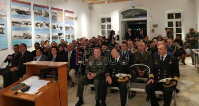 &Lambda;ή&mu;&nu;&omicron;&sigmaf;: O &Delta;. &Tau;&sigma;&iota;&pi;&omicron;&upsilon;&rho;ί&delta;&eta;&sigmaf; &pi;&alpha;&rho;&omicron;&upsilon;&sigma;ί&alpha;&sigma;&epsilon; &tau;&eta;&nu; έ&kappa;&theta;&epsilon;&sigma;&eta; &gamma;&iota;&alpha; &tau;&eta; &delta;&rho;ά&sigma;&eta; &tau;&eta;&sigmaf; &Alpha;&epsilon;&rho;&omicron;&pi;&omicron;&rho;ί&alpha;&sigmaf; &sigma;&tau;&omicron;&nu; &Alpha;&rsquo; &Pi;&alpha;&gamma;&kappa;ό&sigma;&mu;&iota;&omicron; &Pi;ό&lambda;&epsilon;&mu;&omicron; (photos &amp; video)