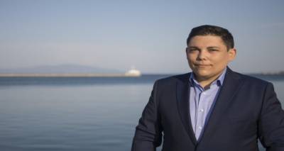 &Mu;&pi;&omicron;&upsilon;&rho;&nu;&omicron;ύ&sigmaf;: &laquo;&Mu;&epsilon; &epsilon;&nu;&omicron;&chi;&lambda;&epsilon;ί &pi;&omicron;&upsilon; &omicron; &Sigma;&Upsilon;&Rho;&Iota;&Zeta;&Alpha; &delta;&epsilon;&nu; &kappa;&alpha;&tau;ά&phi;&epsilon;&rho;&epsilon; &nu;&alpha; &lambda;ύ&sigma;&epsilon;&iota; &tau;&omicron; &theta;έ&mu;&alpha; &tau;&omega;&nu; &Kappa;&Epsilon;&Pi;&Alpha; &sigma;&tau;&eta; &Lambda;ή&mu;&nu;&omicron;&raquo; (audio)