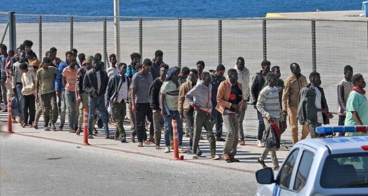 &Pi;&lambda;&epsilon;ύ&rho;&eta;&sigmaf;: &laquo;&Phi;&upsilon;&lambda;&alpha;&kappa;ή ή έ&xi;&omicron;&delta;&omicron;&sigmaf; &alpha;&pi;ό &tau;&eta; &chi;ώ&rho;&alpha; &gamma;&iota;&alpha; &tau;&omicron;&upsilon;&sigmaf; &lambda;&alpha;&theta;&rho;&omicron;&mu;&epsilon;&tau;&alpha;&nu;ά&sigma;&tau;&epsilon;&sigmaf;&raquo; | &Delta;&epsilon;&nu; &theta;&alpha; &epsilon;&kappa;&beta;&iota;ά&sigma;&omicron;&upsilon;&nu; &tau;&eta;&nu; &Epsilon;&lambda;&lambda;ά&delta;&alpha;