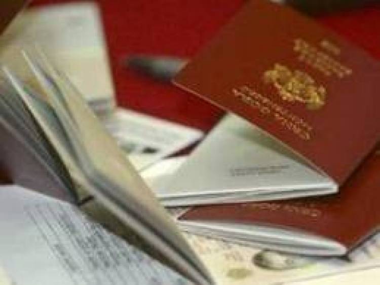&Epsilon;&kappa;&tau;ό&sigmaf; &delta;&eta;&mu;ό&sigma;&iota;&omicron;&upsilon; &kappa;&alpha;&iota; &omicron;&iota; &Omicron;&lambda;&upsilon;&mu;&pi;&iota;&omicron;&nu;ί&kappa;&epsilon;&sigmaf;