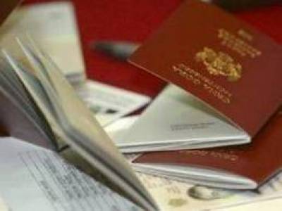 &Epsilon;&kappa;&tau;ό&sigmaf; &delta;&eta;&mu;ό&sigma;&iota;&omicron;&upsilon; &kappa;&alpha;&iota; &omicron;&iota; &Omicron;&lambda;&upsilon;&mu;&pi;&iota;&omicron;&nu;ί&kappa;&epsilon;&sigmaf;