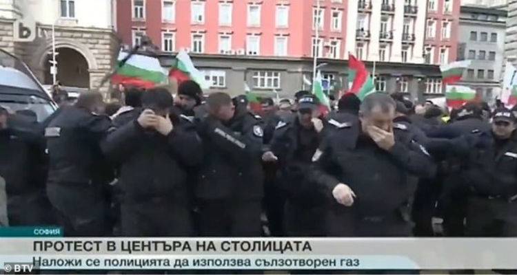 Γκάφα Βούλγαρων αστυνομικών: Αντί για τους διαδηλωτές, ψέκασαν συναδέλφους τους