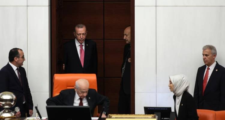 &Pi;&omicron;&iota;&omicron;&upsilon;&sigmaf; &epsilon;&pi;έ&lambda;&epsilon;&xi;&epsilon; &omicron; &Epsilon;&rho;&nu;&tau;&omicron;&gamma;ά&nu; &gamma;&iota;&alpha; &tau;&alpha; &laquo;&kappa;&rho;ί&sigma;&iota;&mu;&alpha;&raquo; &upsilon;&pi;&omicron;&upsilon;&rho;&gamma;&epsilon;ί&alpha; | Έ&mu;&epsilon;&iota;&nu;&alpha;&nu; &epsilon;&kappa;&tau;ό&sigmaf; &eta;&chi;&eta;&rho;ά &omicron;&nu;ό&mu;&alpha;&tau;&alpha;